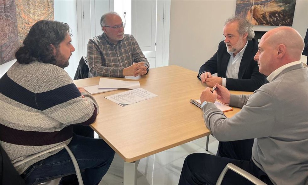Hidalgo (1d) en una de las reuniones.