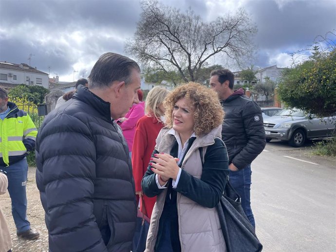 La secretaria general del PSOE de Huelva, María Eugenia Limón, en su visita a Cortelazor.