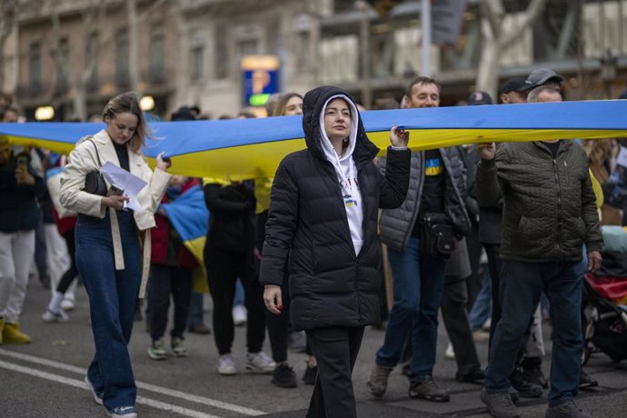 Archivo - Varias personas sujetan una bandera ucraniana, durante la manifestación en contra de la invasión armada rusa en Ucrania, a 24 de febrero de 2024, en Barcelona, Catalunya (España).