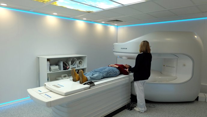 El hospital madrileño Sanitas Virgen del Mar incorpora un equipo de resonancia magnética abierta.