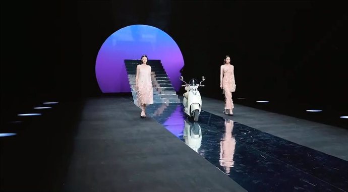 El prototipo de moto autónoma de Yadea desfilando en la Semana de la Moda de China.