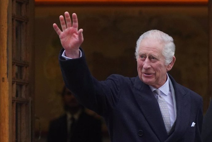 Archivo - El rey Carlos III de Reino Unido, tras abandonar el hospital en enero