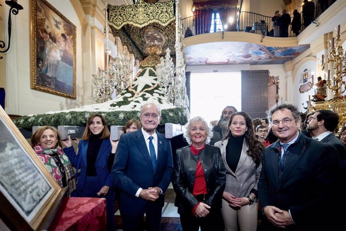 El alcalde de Málaga, Francisco de la Torre, acompañado a concejales realiza la ofrenda floral a la Virgen de las Penas.