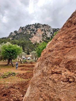 Roca desprendida de una colina en Sa Casa Nova de Esporles.