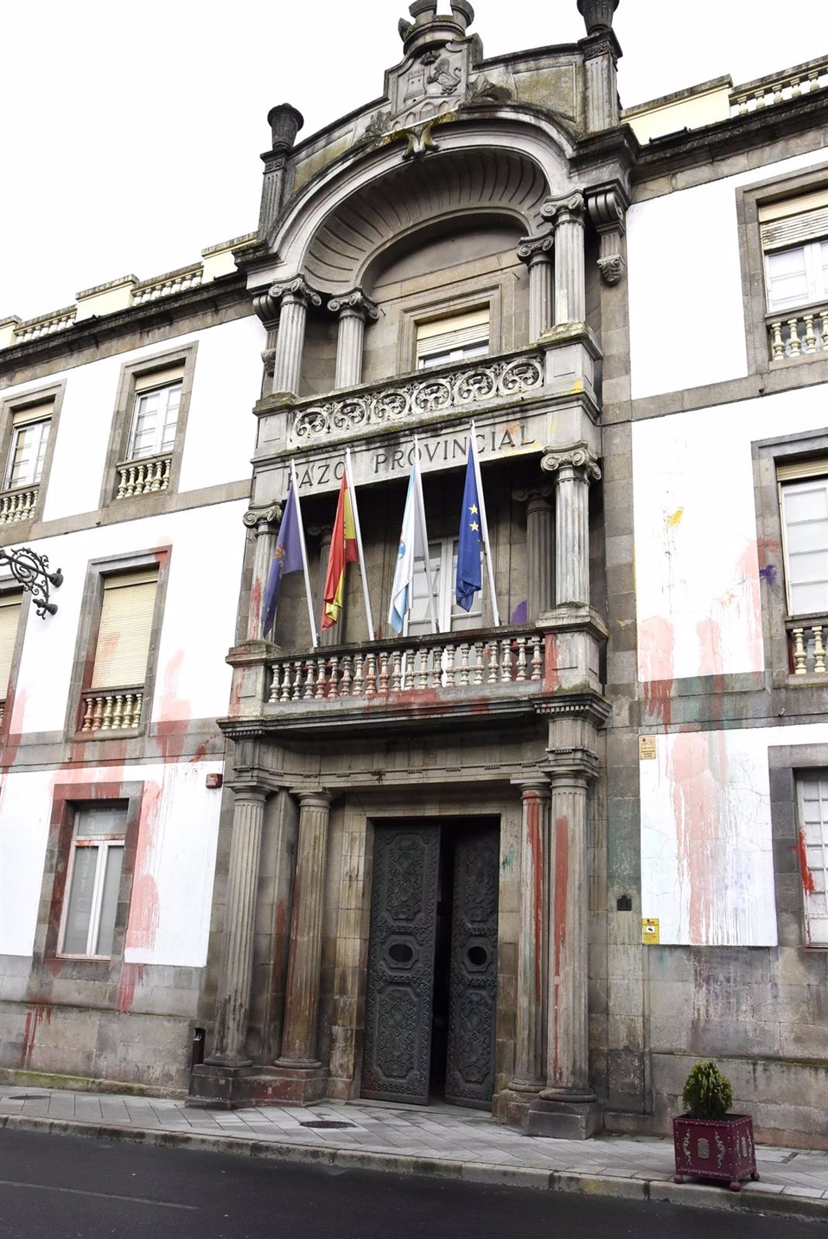 Diputación de Ourense estudia vías legales para exigir los más de 100.000 euros que cuesta reparar la fachada de su sede