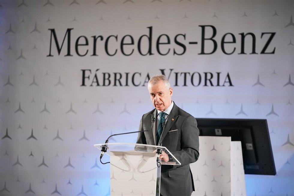 El Lehendakari, Iñigo Urkullu, interviene durante una visita a la planta de Mercedes Vitoria, a 25 de marzo de 2024, en Vitoria-Gasteiz, Álava, País Vasco (España). Mercedes Vitoria ha dado a conocer hoy las obras de ampliación, rediseño y adecuación de