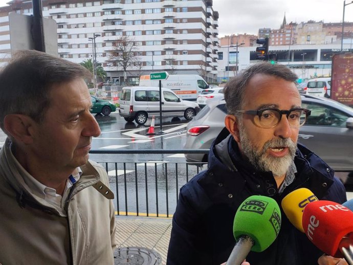 Archivo - El portavoz socialista en el Ayuntamiento de Oviedo, Carlos Fernández Llaneza, y el concejal del PSOE Juan Álvarez