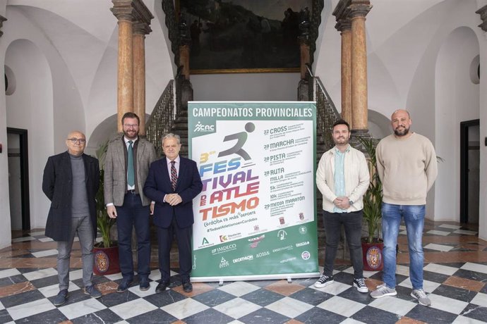 El presidente de la Diputación de Córdoba, Salvador Fuentes (tercero por la izda.), en la presentación del cartel de los Campeonatos Provinciales de Atletismo.