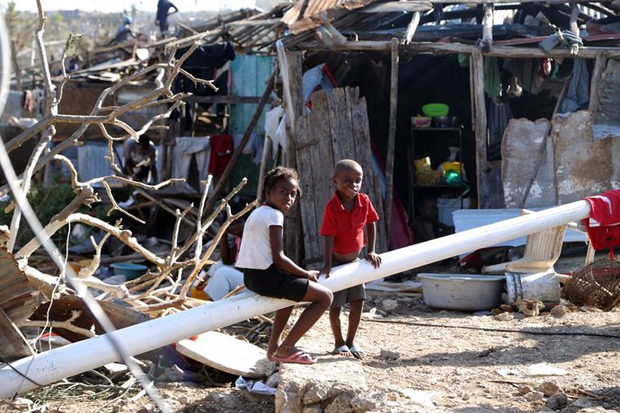 Archivo - Niños afectados por el huracán 'Matthew' en Haití