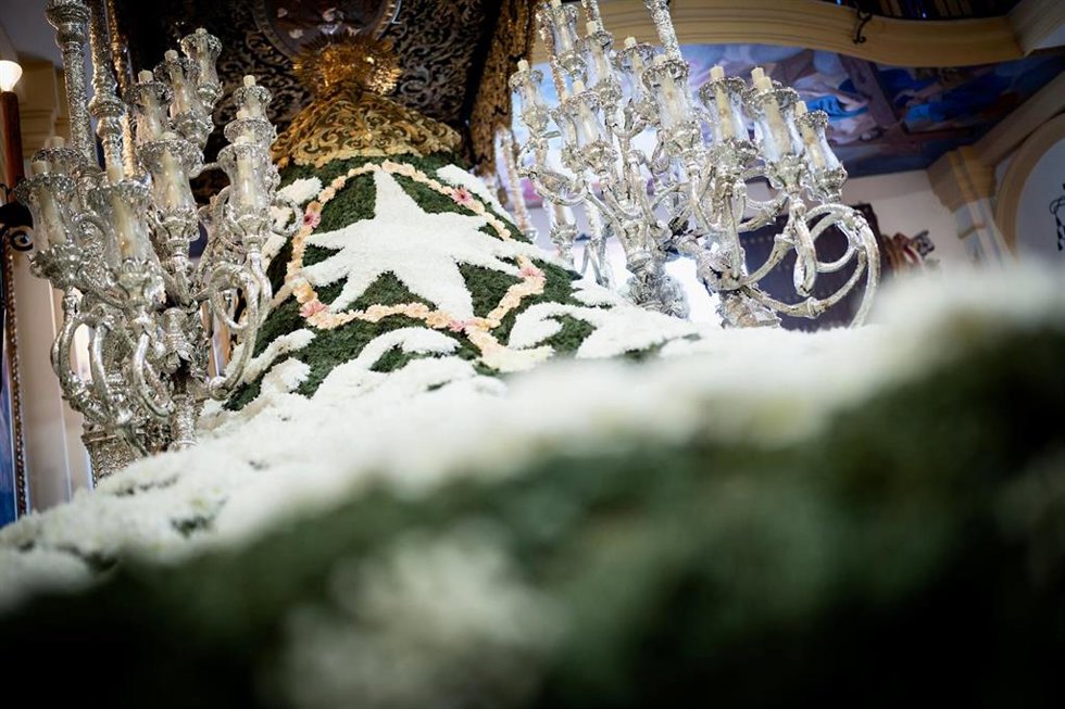 La Virgen de las Penas volverá a lucir un manto elaborado con elementos florales naturales