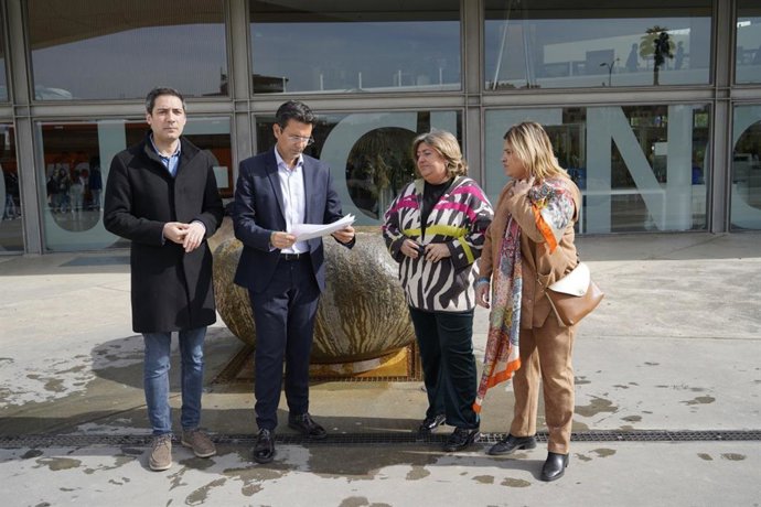 Ediles del PSOE ante el Parque de las Ciencias, con su portavoz, Paco Cuenca, segundo por la izquierda en la foto
