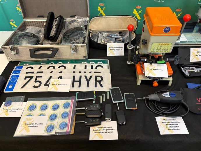 Material intervenido en la detención de la banda criminal: fresadoras y maquinaria diversa para la falsificación de matrículas, llaves y otros mecanismos.