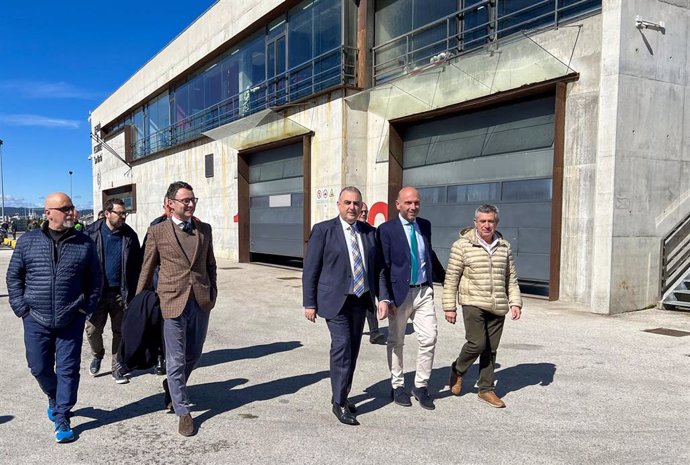 Autoridades visitan el puerto de Laredo con motivo de la presentación de las obras de ampliación de la lonja y otras actuaciones de mejora