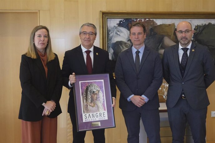 Francisco Salado recibe al presidente de la Diputación de Burgos, Borja Suárez y a la Hermana Mayor de la Archicofradía de la Sangre, Laura Berrocal