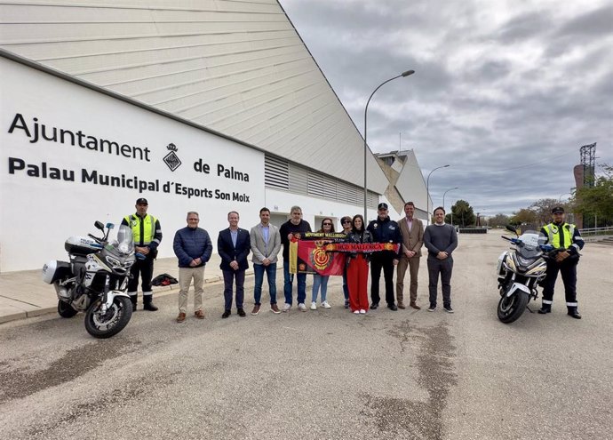 Acto de presentación del dispositivo del Ayuntamiento de Palma para escoltar los 16 autobuses de aficionados mallorquinistas.