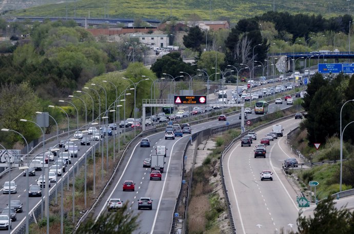 Tráfico en la autovía A-3 durante la segunda fase de la operación salida por Semana Santa, a 27 de marzo de 2024, en Madrid (España).