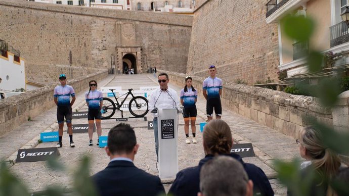 El organizador Juanjo Planells en la presentación de la Vuelta a Ibiza MTB de 2024, la más técnica, dura y con mejor cartel de su historia.