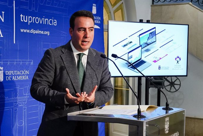 El diputado provincial de Turismo, Fernando Giménez, presenta la nueva web de 'Costa de Almería'.