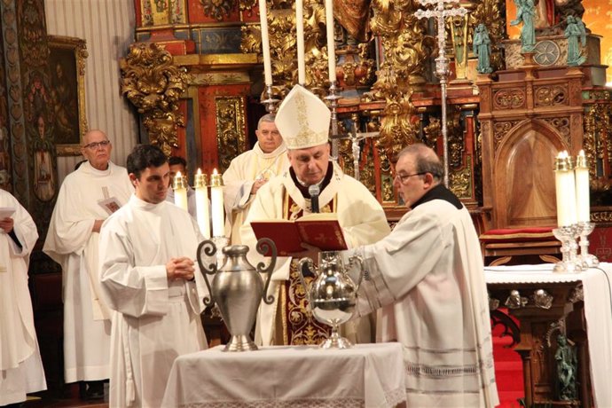 Más de un centenar de sacerdotes de la Archidiócesis Mérida-Badajoz renuevan sus promesas en la misa crismal