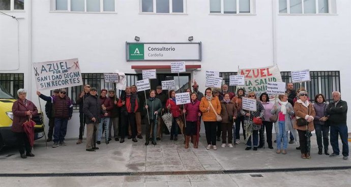 Vecinos de Azuel concentrados ante el Consultorio de Cardeña.