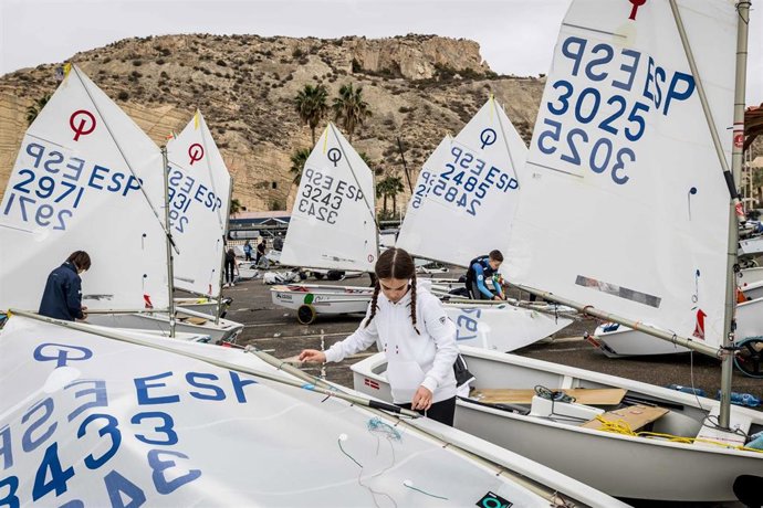 Los participantes preparando sus barcos en la base de vela ligera del RCR Alicante.