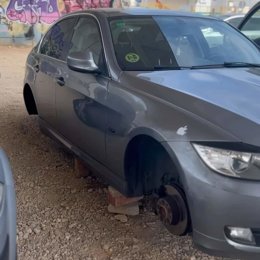 Cotxe vandalitzat als voltants de l'estació de metro de Torrent 