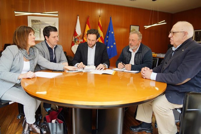 El presidente de la Diputación de Huesca, Isaac Claver, firma la adhesión a Femembalses.