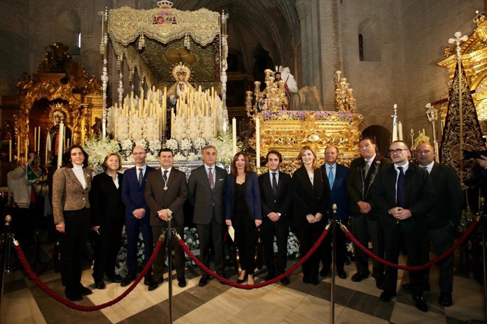 Ofrenda de la Consejería de Fomento en la hermandad de San Esteban