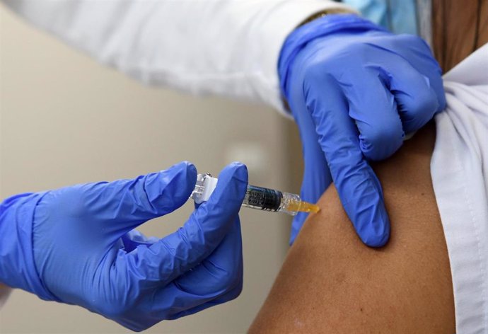 Archivo - Una persona recibiendo la vacuna de la gripe.