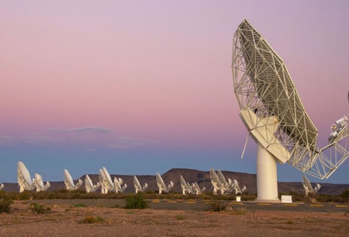 El radiotelescopio MeerKAT, ubicado en Sudáfrica, permitió el descubrimiento de 49 galaxias nuevas.
