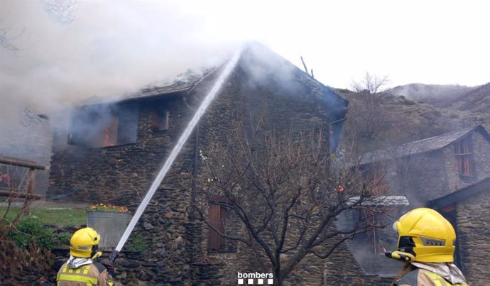 Imagen del incendio en el que trabajan Bombers de la Generalitat