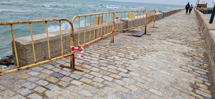 Arreglo de desperfectos en el paseo Fernando Quiñones que conecta con el castillo de San Sebastián de Cádiz.