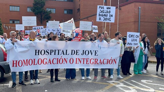 Concentración de trabajadores del hospital de Jove, en Gijón.