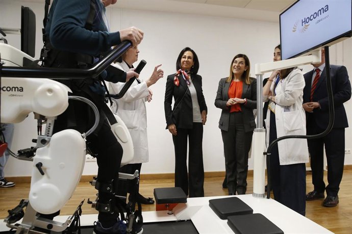 La presidenta de Cantabria, María José Sáenz de Buruaga, y la presidenta del Banco Santander, Ana Botín, visitan el exoesqueleto del área de rehabilitación de alta intensidad