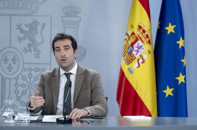 El ministro de Economía, Comercio y Empresa, Carlos Cuerpo, durante una rueda de prensa posterior a la reunión del Consejo de Ministros, en el Palacio de la Moncloa, a 19 de marzo de 2024, en Madrid (España).