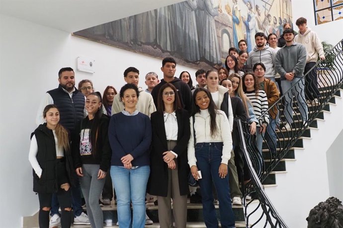 Entrega de ayudas sociales a vecinos de Palos de la Frontera (Huelva).