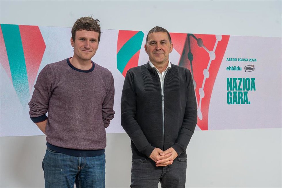 El coordinador de EH Bildu, Arnaldo Otegi, comparece en rueda de prensa en San Sebastián, junto al dirigente de EH Bai Aitor Servier, para presentar el Aberri Eguna