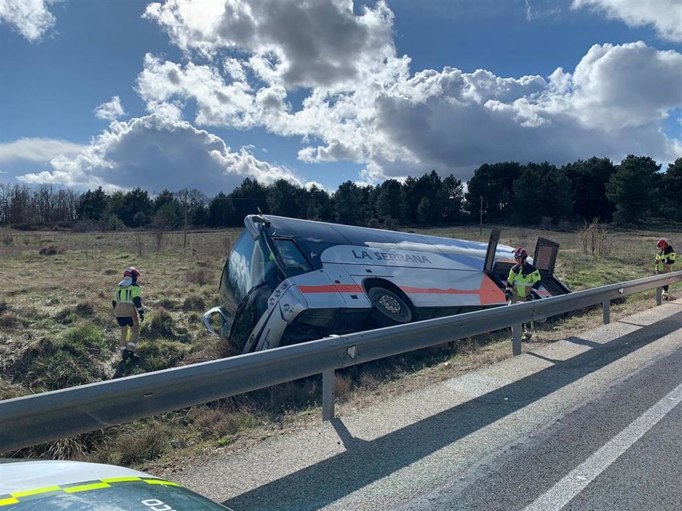 Vuelco del autobús de la línea regular Soria-Duruelo.