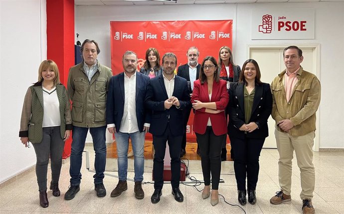 Archivo - Julio Millán (c), junto a otros concejales del PSOE en el Ayuntamiento de Jaén.