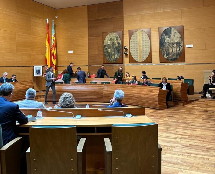 Imatge dels membres del PSPV-PSOE a la Diputació de València abandonant el ple després que un representant de Vox haja cridat "criminal" al Partits Socialista.
