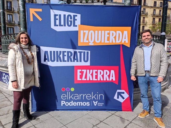 La candidata de Elkarrekin Podemos Miren Echeveste y el portavoz en el Ayuntamiento de San Sebastián, Víctor Lasa