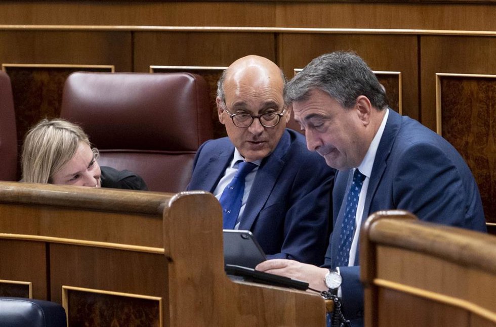Archivo - Mikel Legarda y Aitor Esteban, diputados del PNV 