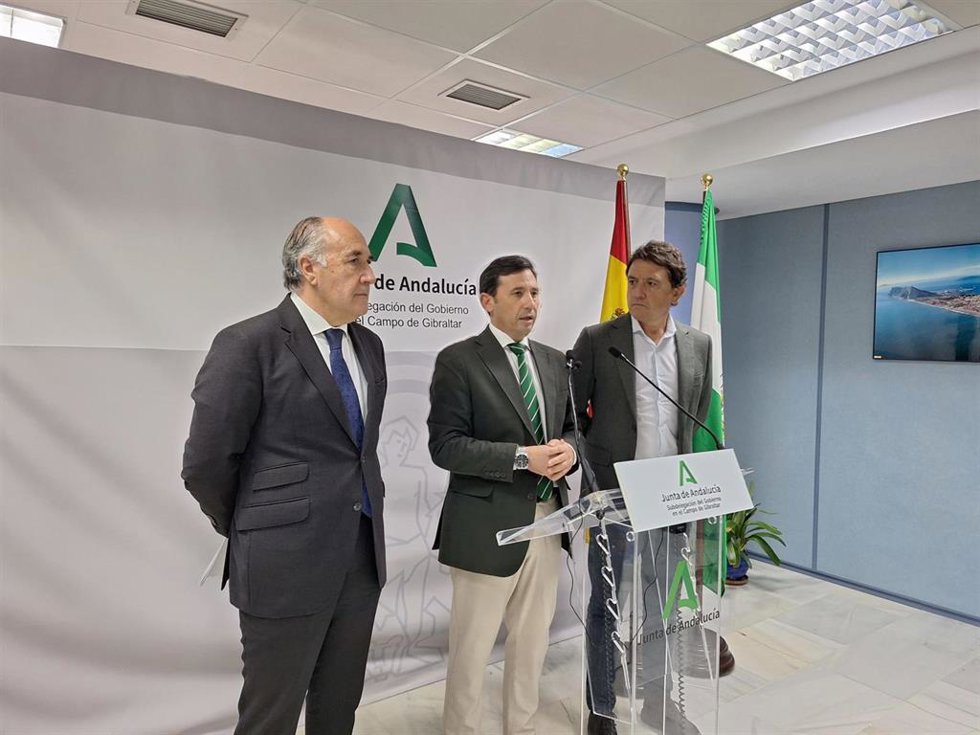 El subdelegado de la Junta en la comarca, Javier Rodríguez Ros, el delegado territorial de Empleo, Daniel Sánchez, y el alcalde de Algeciras, José Ignacio Landaluce, en rueda de prensa. ARCHIVO.