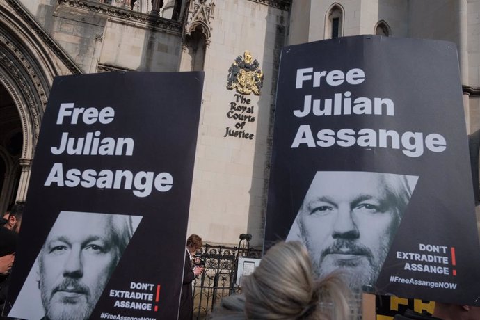 March 26, 2024, London, England, United Kingdom: In the heart of London, a significant gathering is underway at the Royal Courts of Justice on Strand, where supporters of Julian Assange convene for the "Protest to Defend a Free Press Decision Day." This e