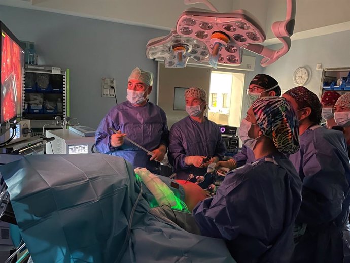 Equipo médico durante la intervención.