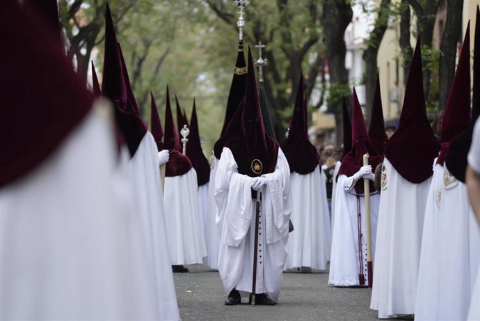 Nazarenos del palio de la Virgen de Nuestra Señora de los Dolores de la Hermandad de El Cerro