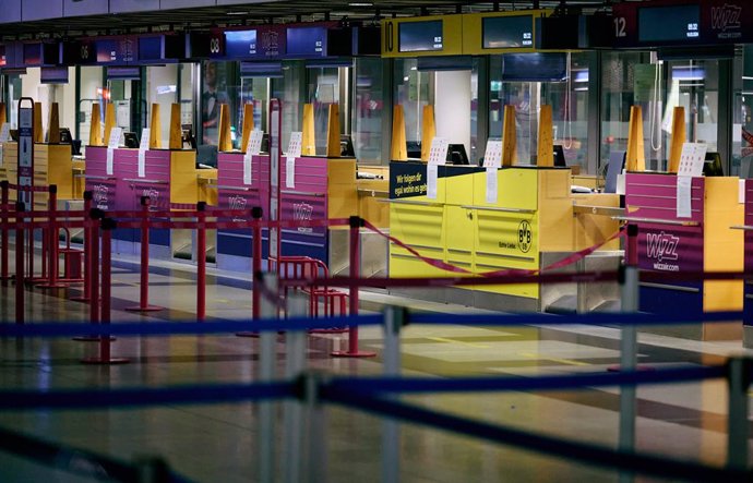 15 March 2024, North Rhine-Westphalia, Dortmund: The check-in counters in the departure hall in Dortmund's airport are seen closed during a strike by security staff. 