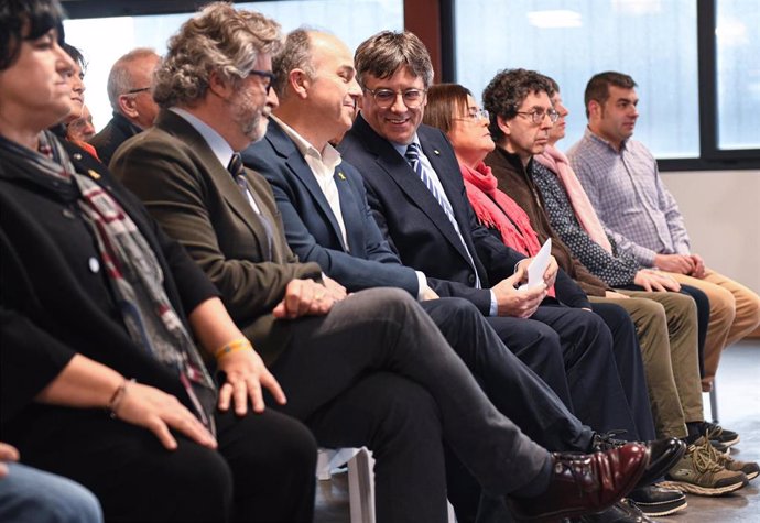 El expresidente de la Generalitat y candidato de Junts a las elecciones catalanas, Carles Puigdemont (c), antes de su comparecencia ante los medios de comunicación, en Les 5 Éléments, a 26 de marzo de 2024, en Perpignan (Francia). El motivo de la comparec