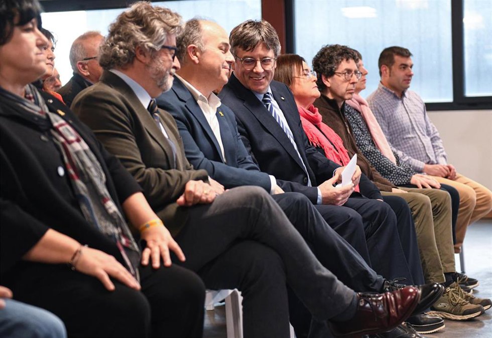 El expresidente de la Generalitat y candidato de Junts a las elecciones catalanas, Carles Puigdemont (c), antes de su comparecencia ante los medios de comunicación, en Les 5 Éléments, a 26 de marzo de 2024, en Perpignan (Francia). El motivo de la compar