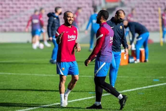 Archivo - Dani Alves and Memphis Depay in action during the FC Barcelona training session at Camp Nou Stadium on January 3, 2022 in Barcelona, Spain.
